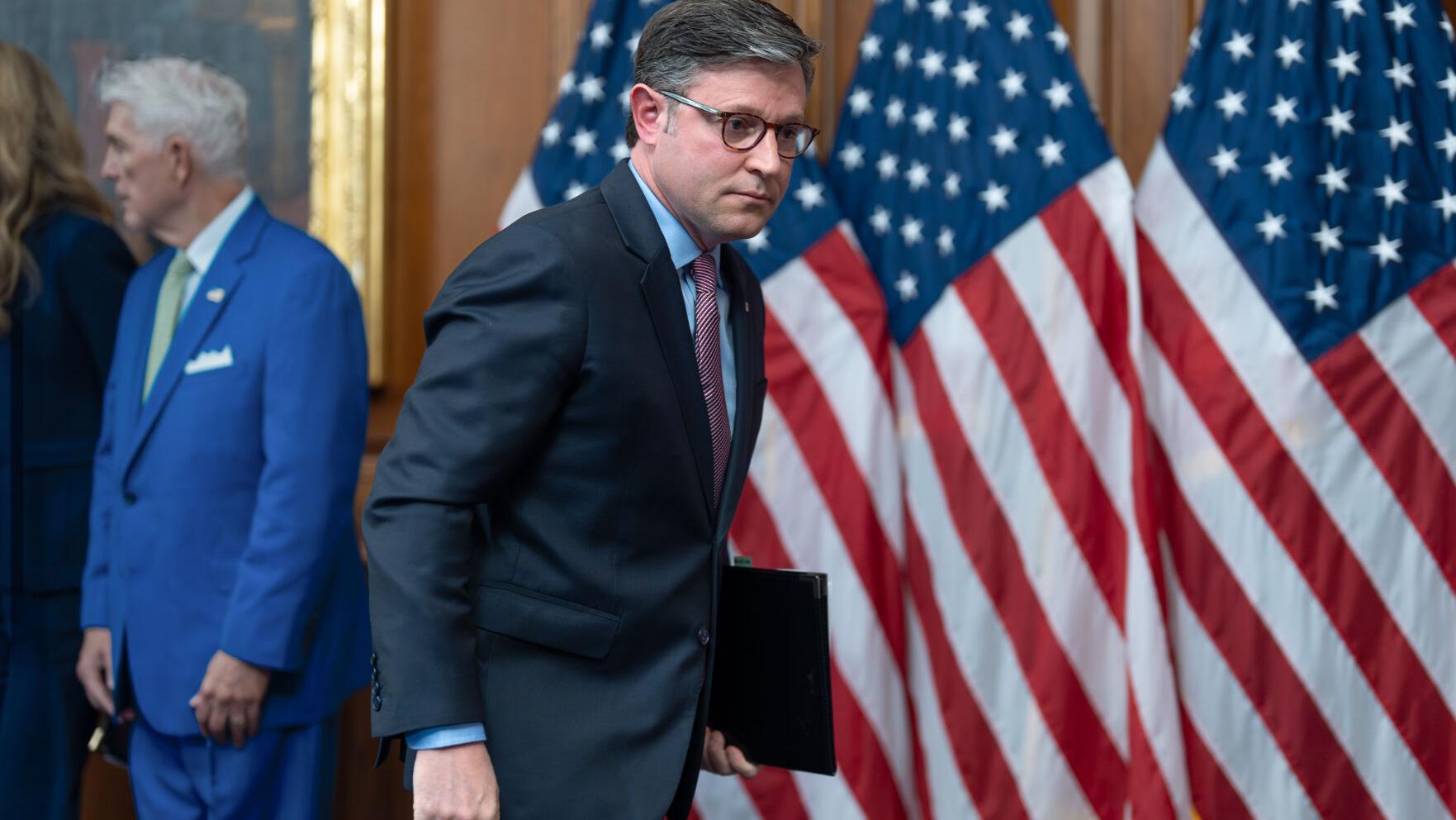 Pressure builds on Congress to end the shutdown, but a quick breakthrough appears unlikely